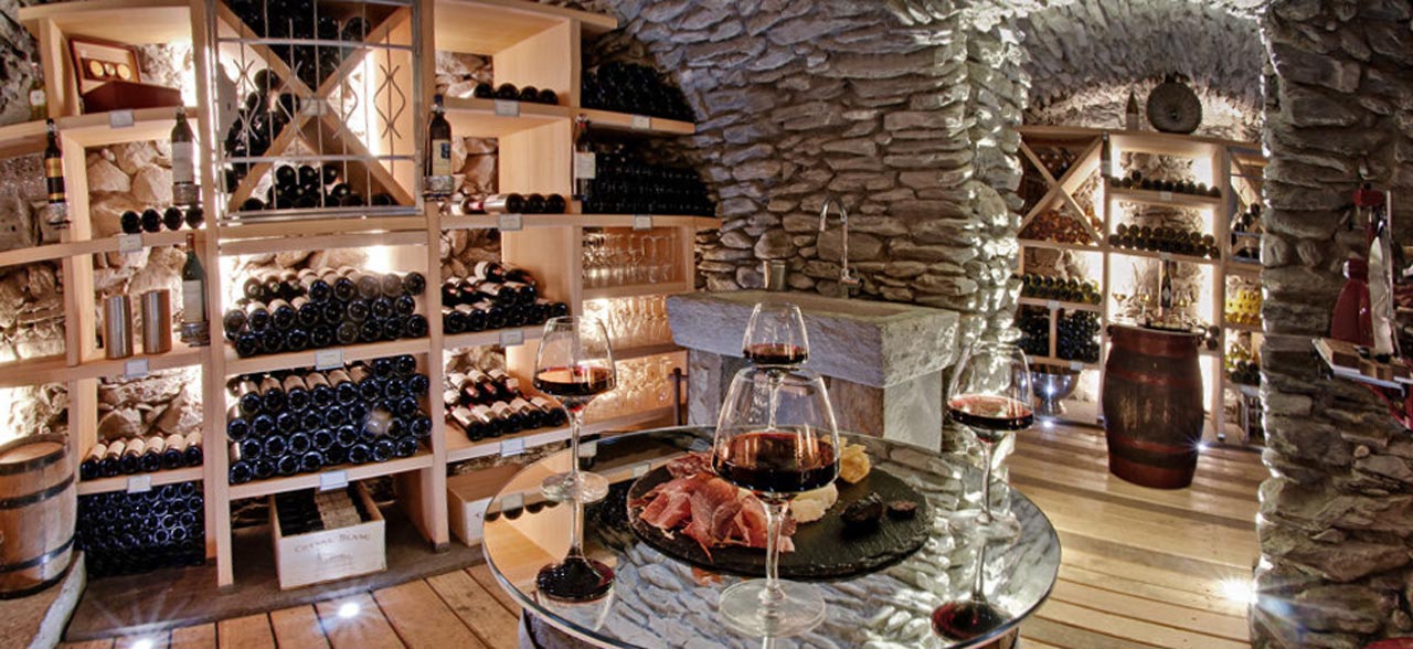 La Cave du restaurant l'Armailly à Tignes les Brévières va fera découvrir des vins exceptionnels